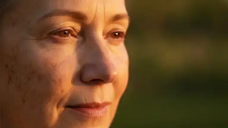 Dermatologistas Surpresos! O Truque Caseiro de 2 Ingredientes que Clareia Manchas da Idade na Pele!